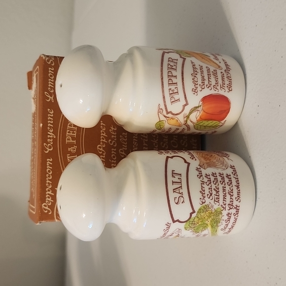 Vintage Avon salt and pepper shakers - Picture 1 of 4